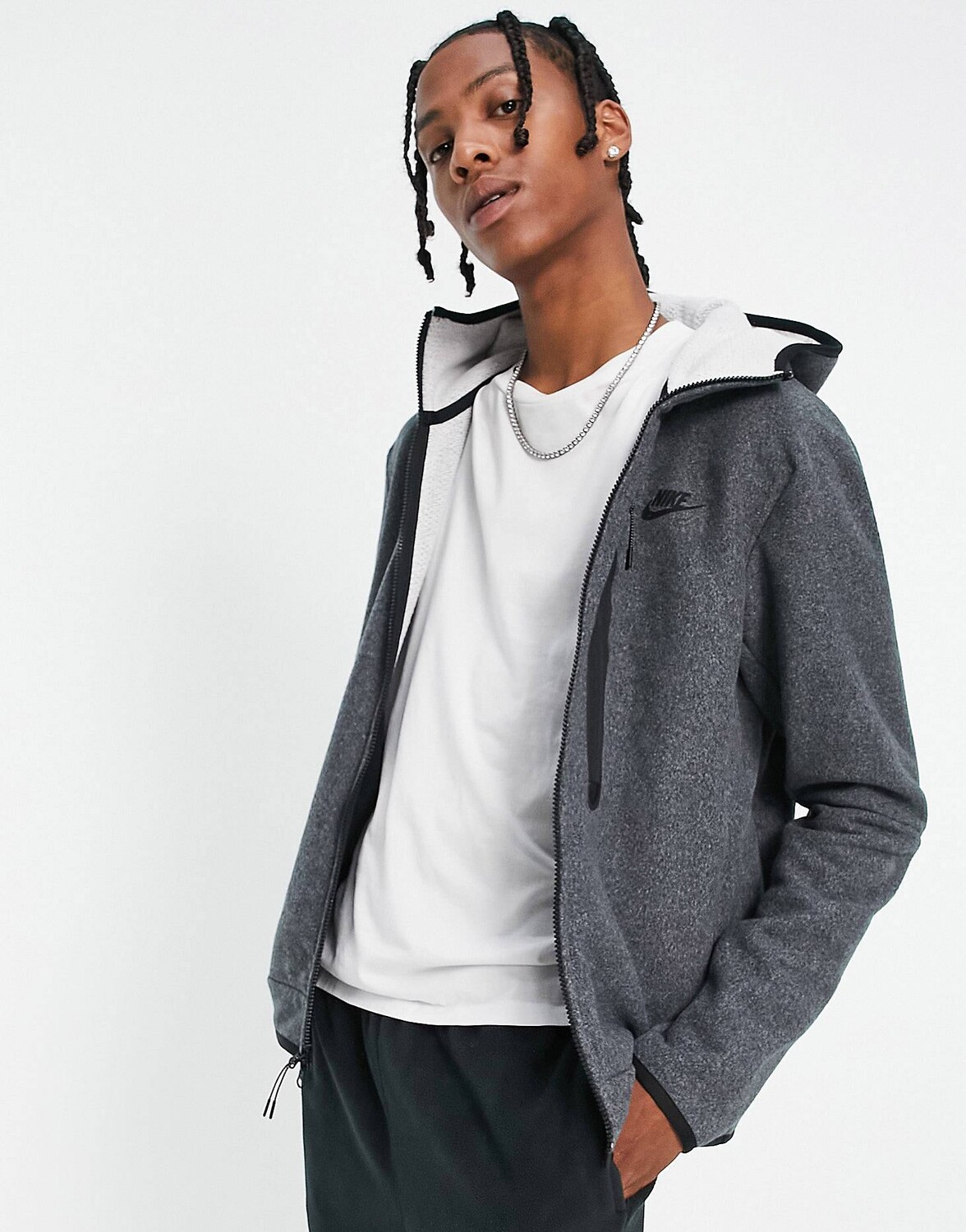 

Черная зимняя худи Nike Tech Fleece