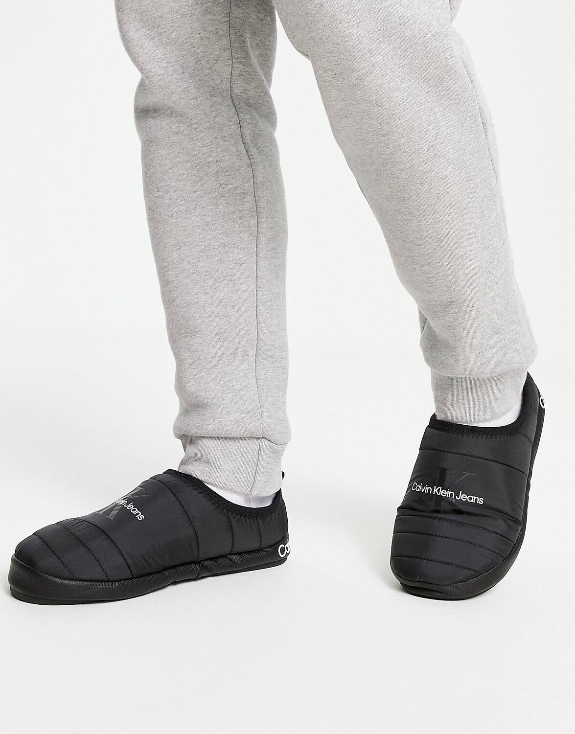 

Черные пуховые тапочки Calvin Klein Jeans