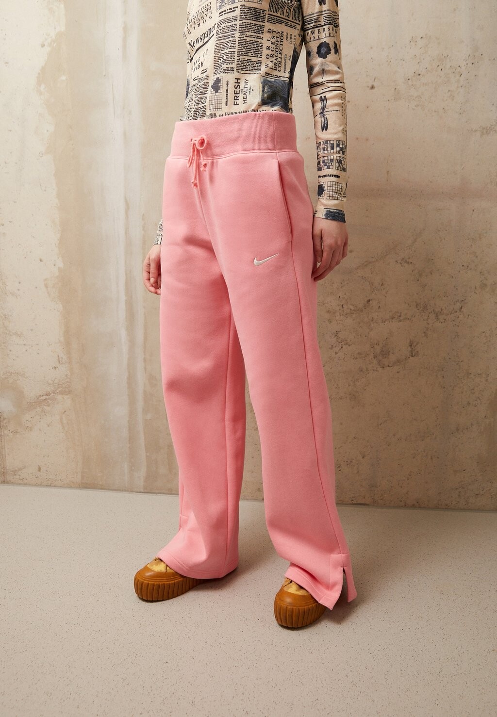 

Спортивные брюки Nike Pant Wide, коралловый мел / парус, Красный