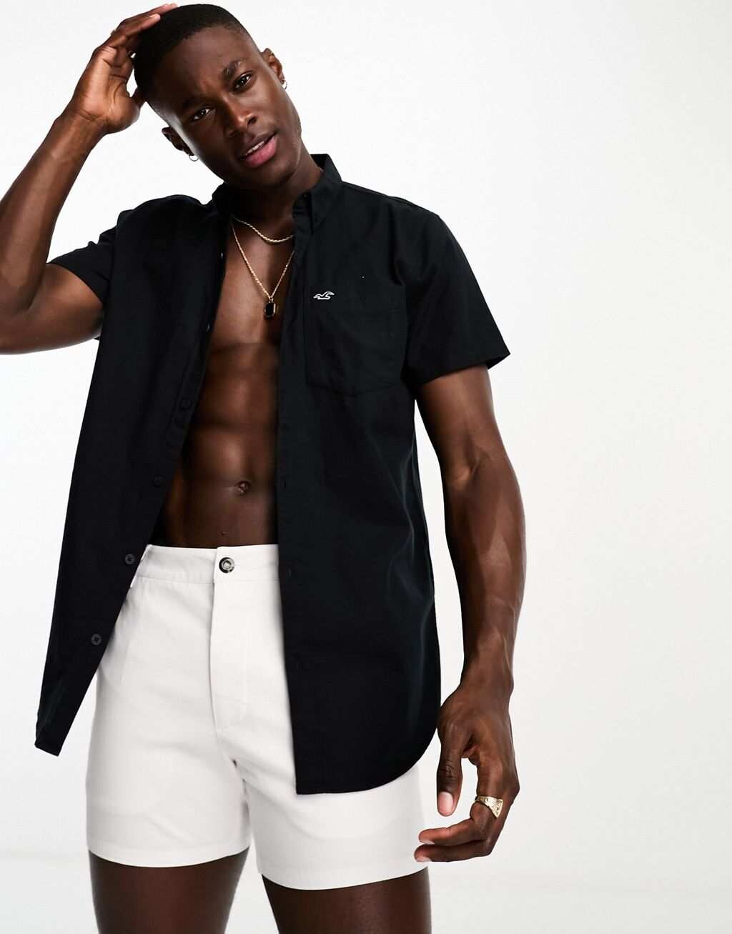 

Черная рубашка с короткими рукавами и логотипом Hollister