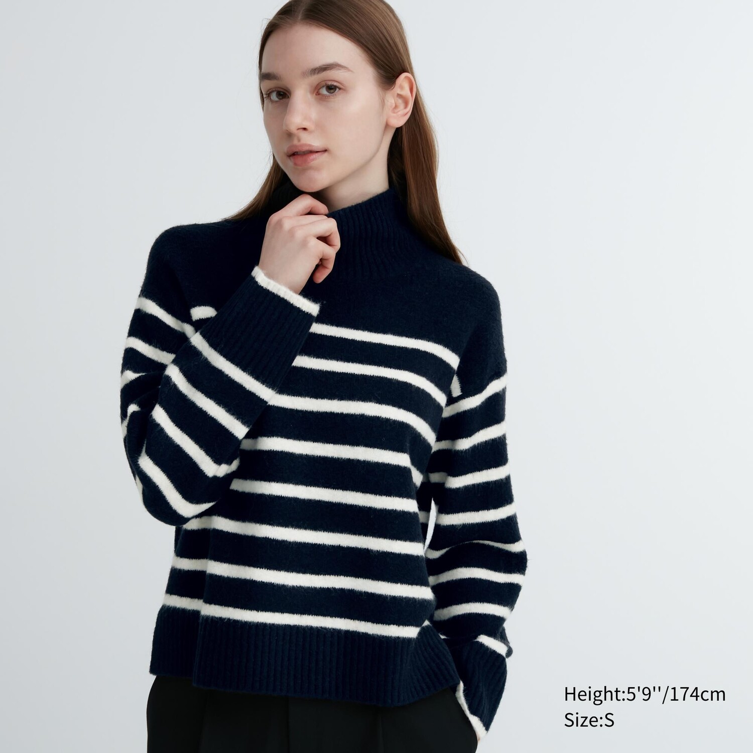 

Полосатый джемпер с высоким воротником из пряжи Soufflé Uniqlo, темно-синий