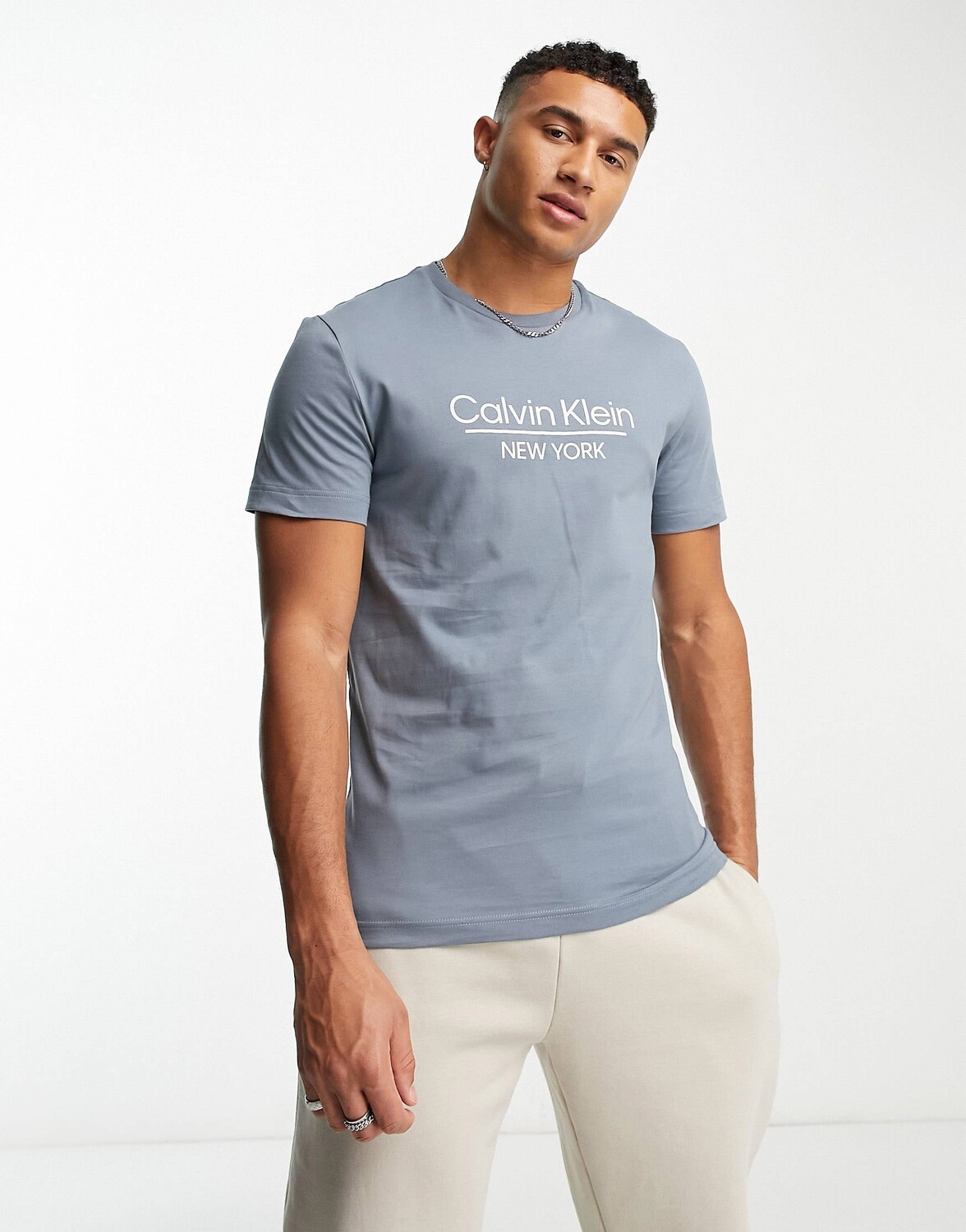 

Серая футболка с логотипом по центру Calvin Klein, Серый
