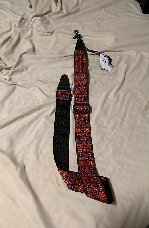 

Ремень для гитары Fender Festival 2” красный Festival Strap 2”