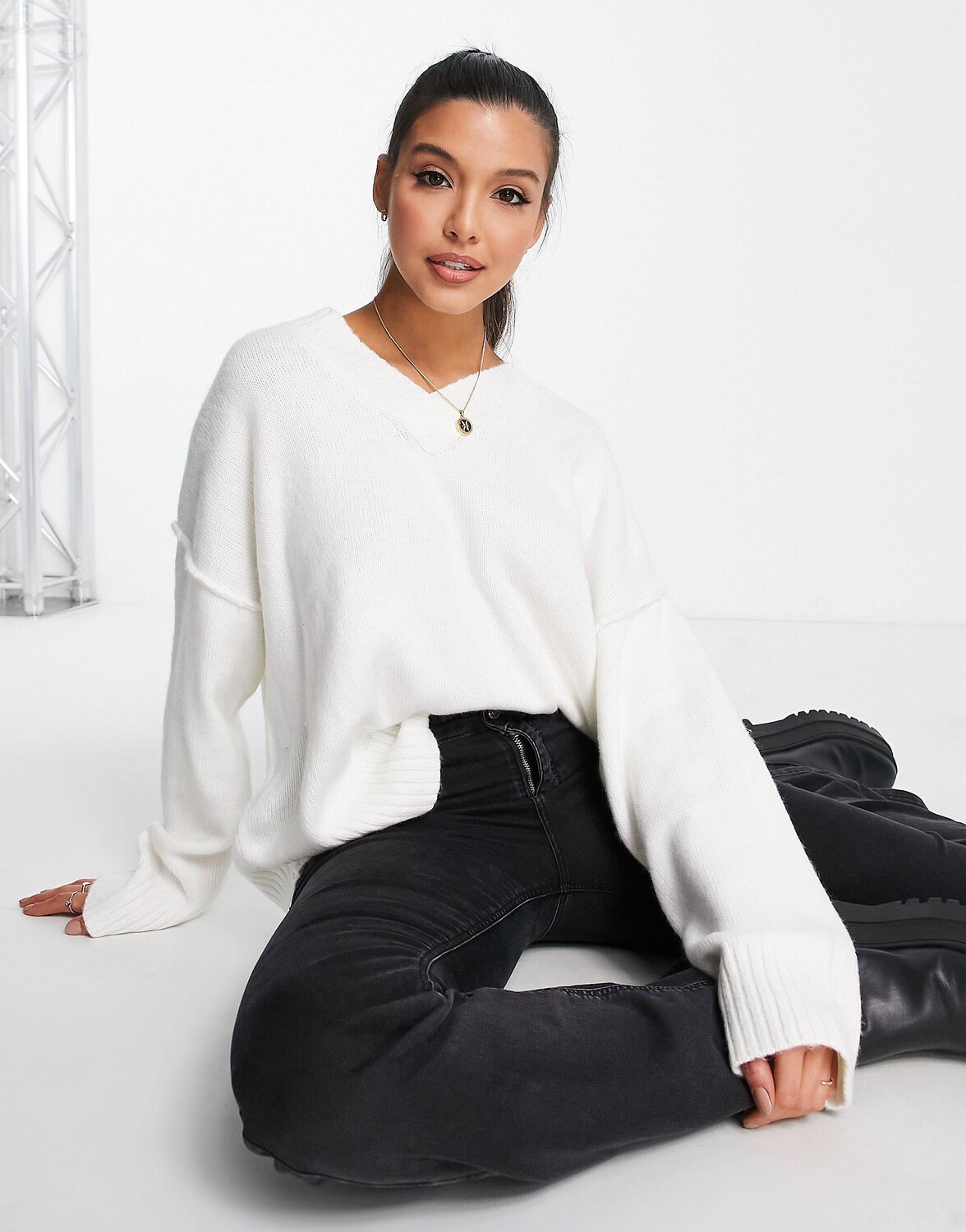 

Кремовый джемпер с массивным V-образным вырезом ASOS DESIGN