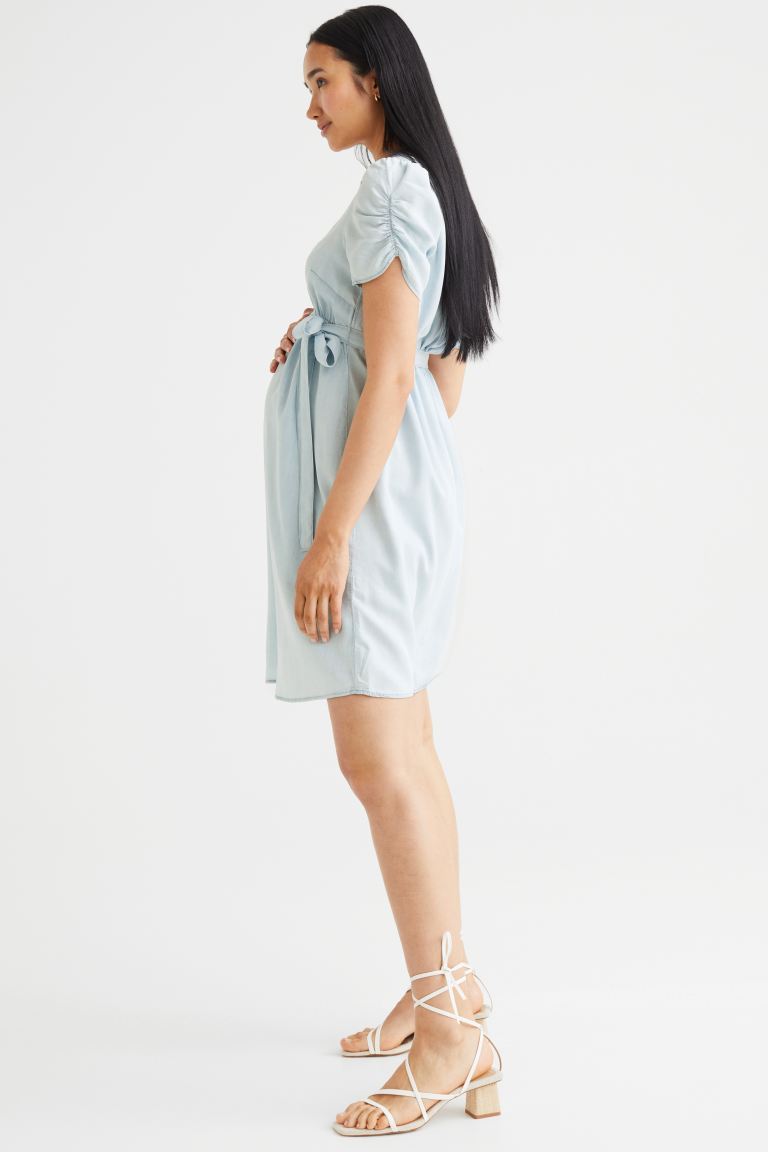 МАМА Платье с поясом H&M, светло-голубой деним платье короткое v образный вырез короткие рукава 40 черный