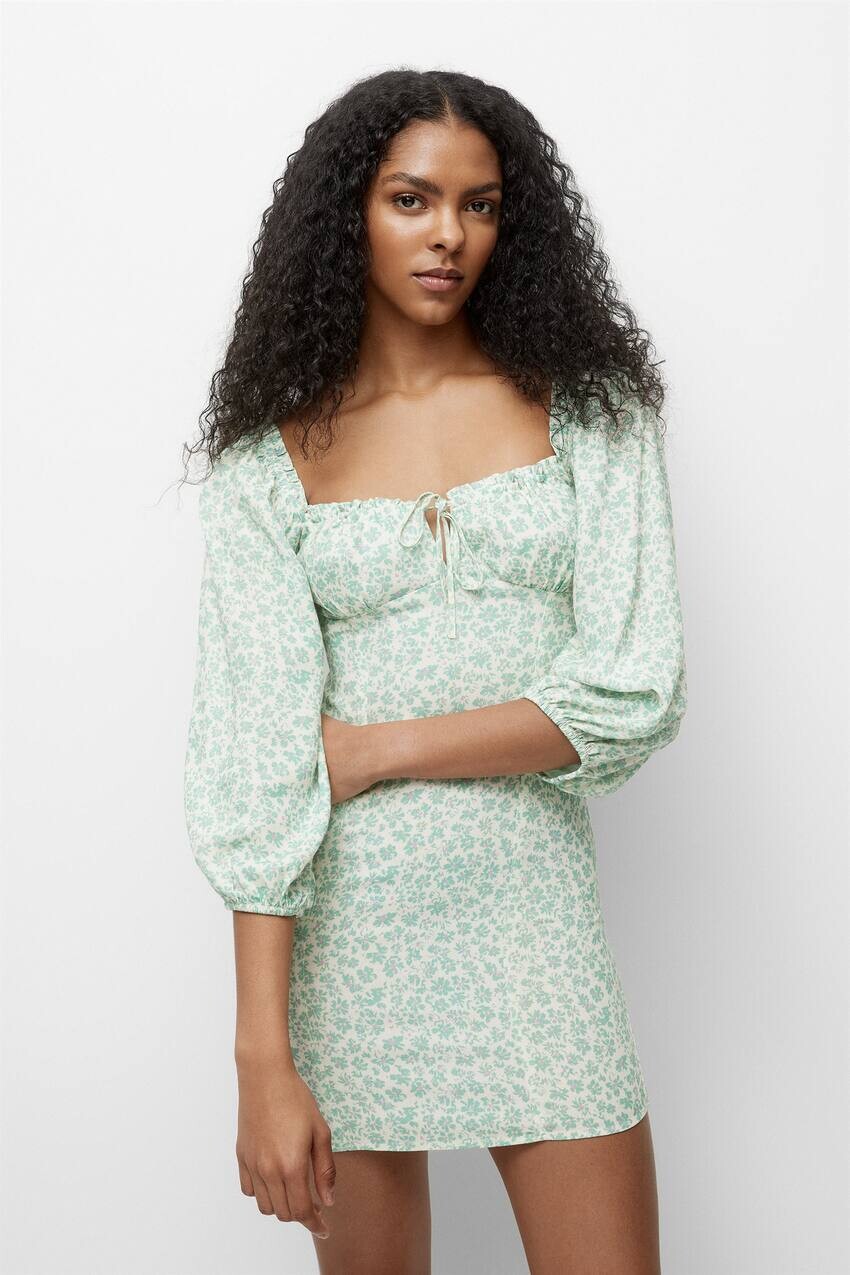 

Короткое платье с принтом Pull&Bear, экрю