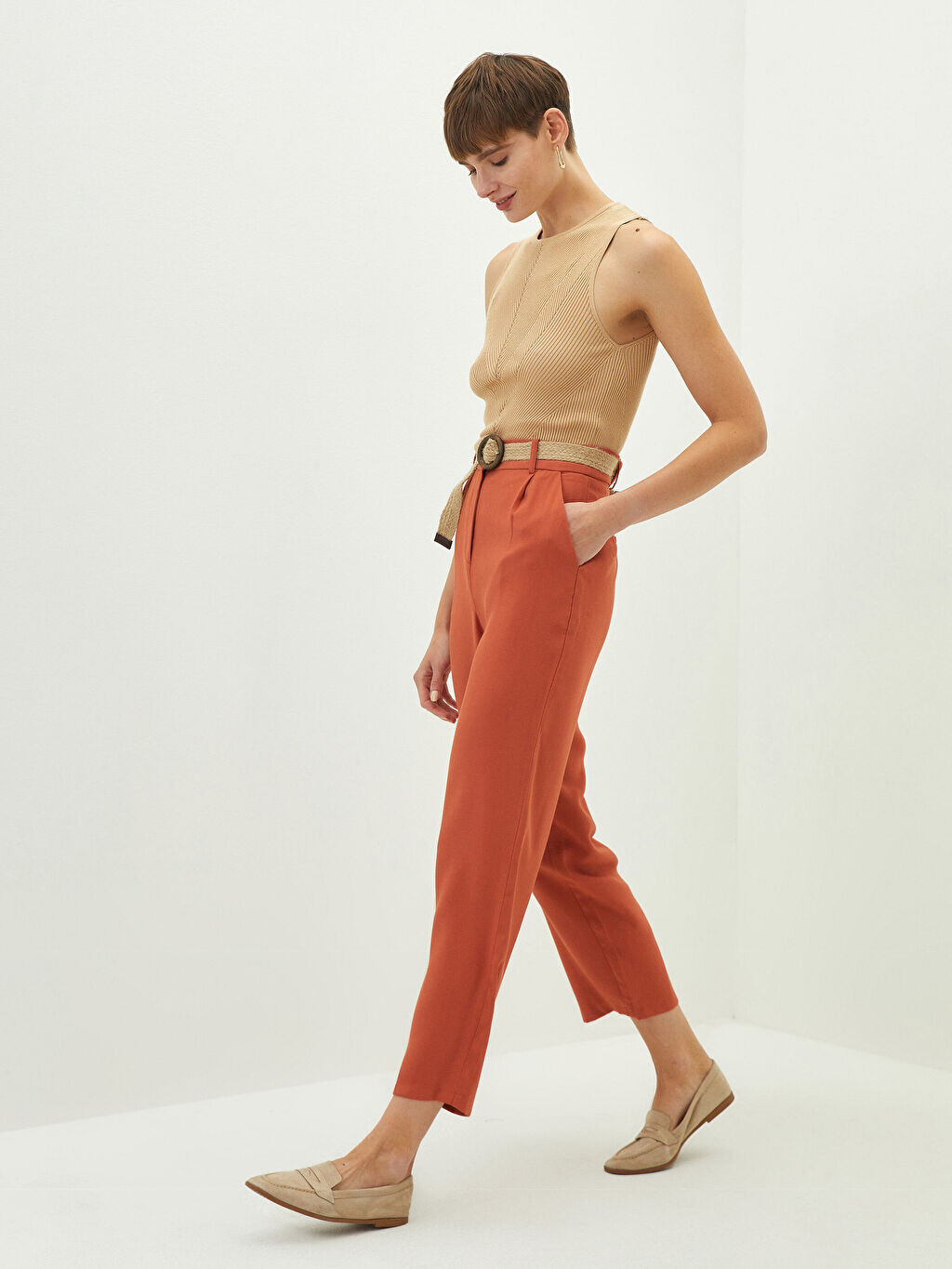 

Женские брюки из габардина с высокой талией и широким кроем с поясом и деталями LCW Vision