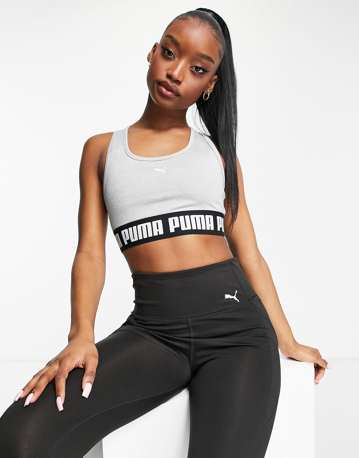 

Серый спортивный бюстгальтер со средней поддержкой Puma Training Strong