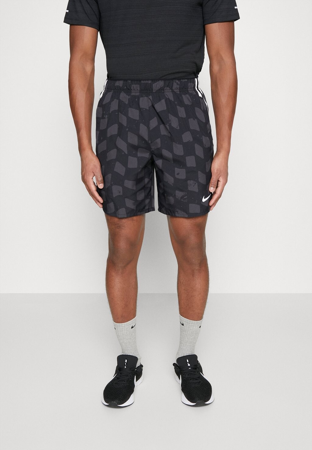 

Спортивные шорты Nike Short, черный / светоотражающий серебристый