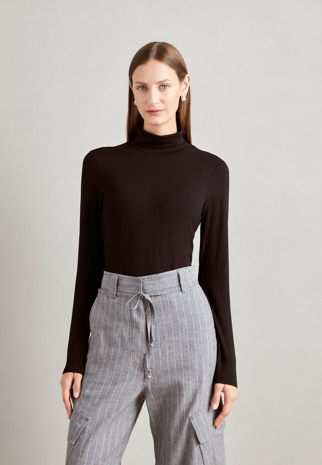 

Футболка с длинным рукавом Pernilla Rollerneck Lindex, черный