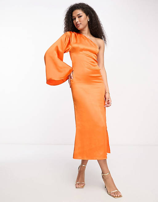 Оранжевое атласное платье миди с разрезом на одно плечо Pretty Lavish