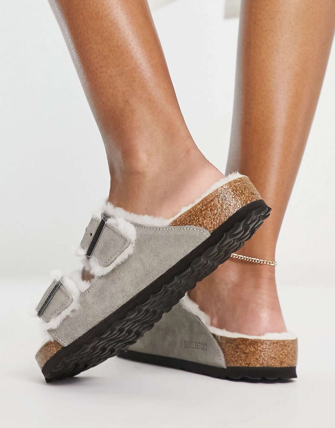 

Серые сандалии на плоской подошве Birkenstock Arizona на меховой подкладке
