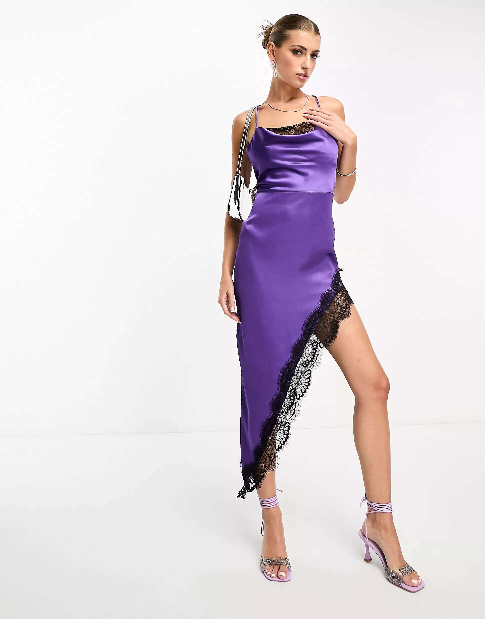 Пурпурное атласное платье миди с воротником-хомутом и асимметричным кружевным подолом NaaNaa