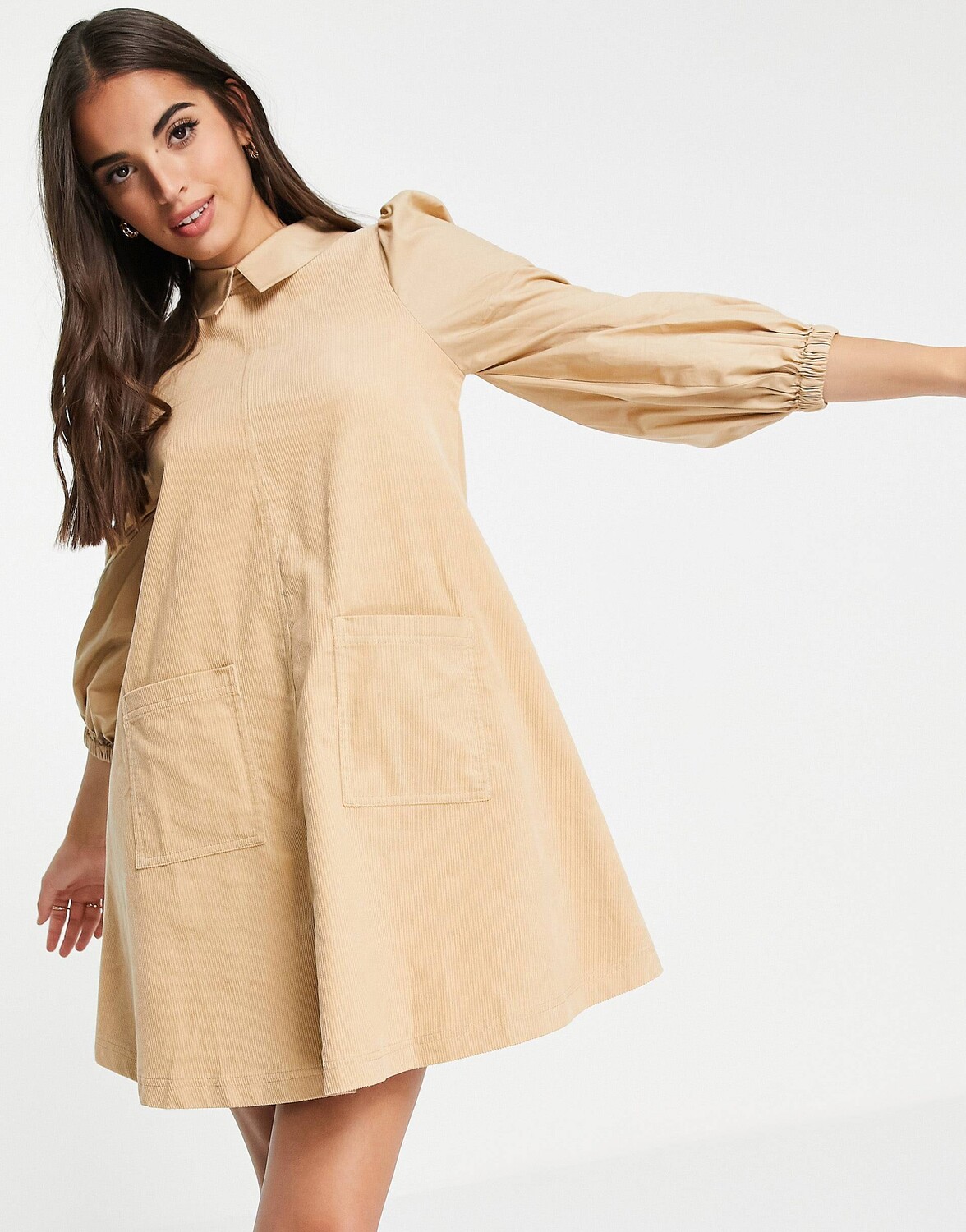 

Бежевое вельветовое свободное свободное платье мини с поплиновыми рукавами ASOS DESIGN