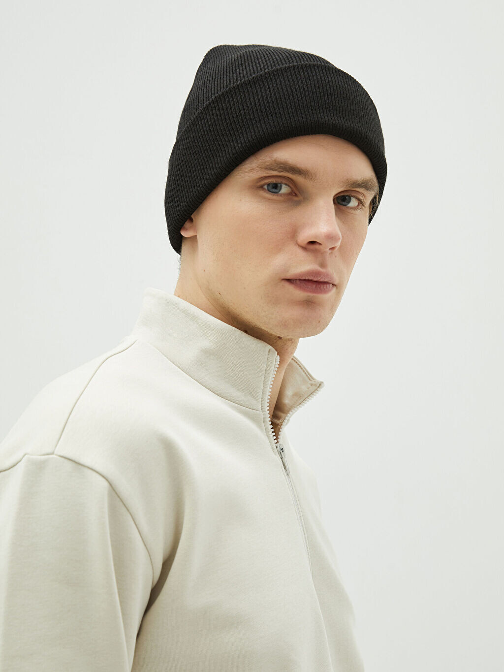 

Однотонная мужская трикотажная шапка LCW Accessories