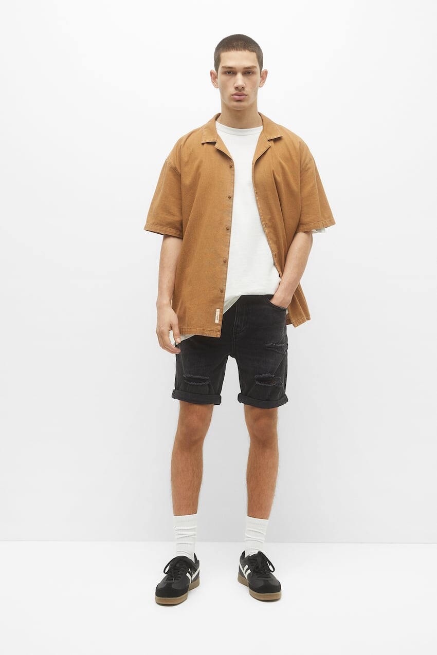 

Джинсовые бермуды узкого кроя с рваными краями Pull&Bear, блеский черный