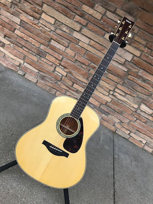 

Yamaha LL16MHB с мягким футляром Yamaha LL16MHB w Softcase