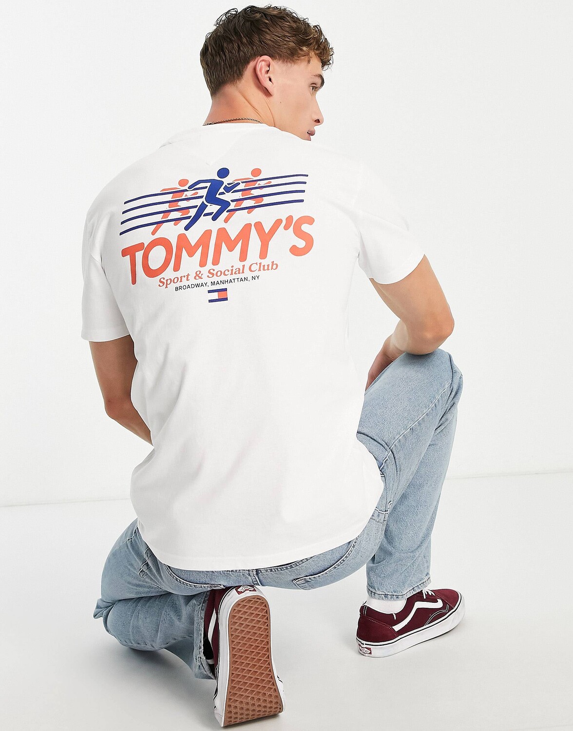 

Хлопковая футболка спортивного клуба в стиле ретро Tommy Jeans белого цвета с принтом на спине - WHITE