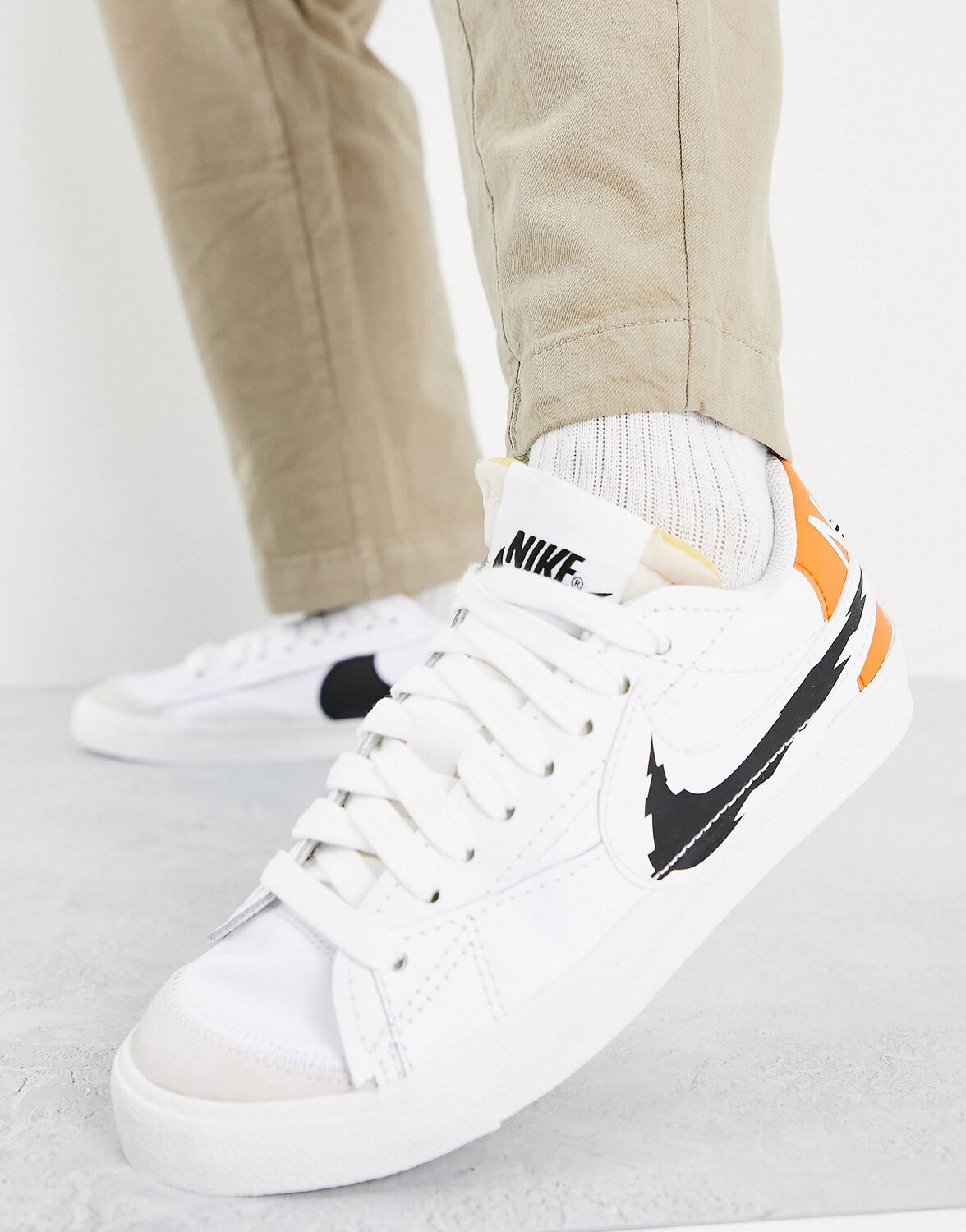 Белые кроссовки Nike Blazer Low '77 Jumbo с черной галочкой – купить с ...