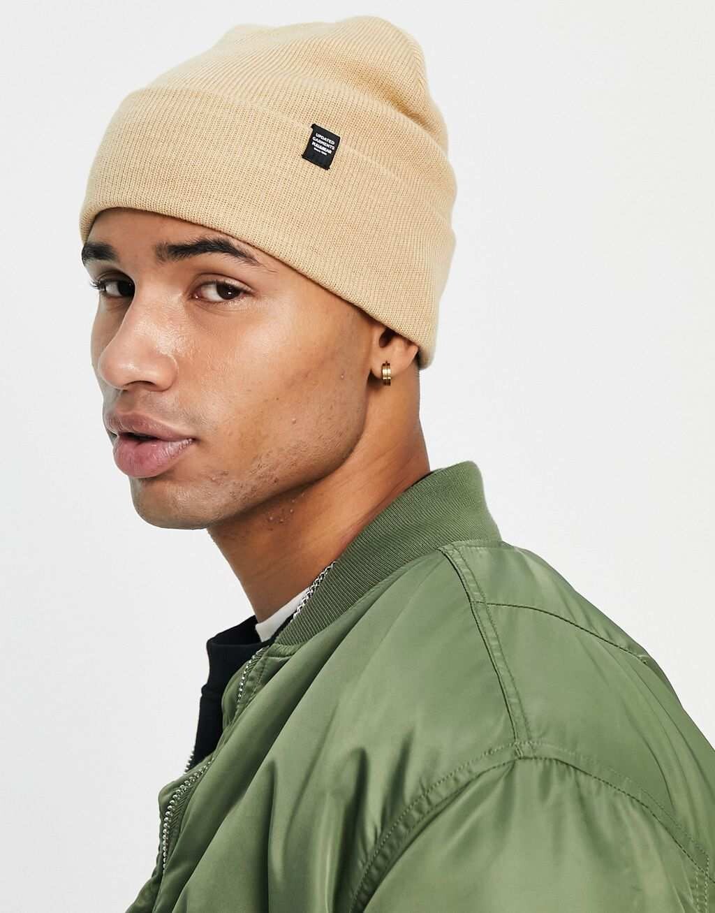 

Бежевая шапка Pull&Bear