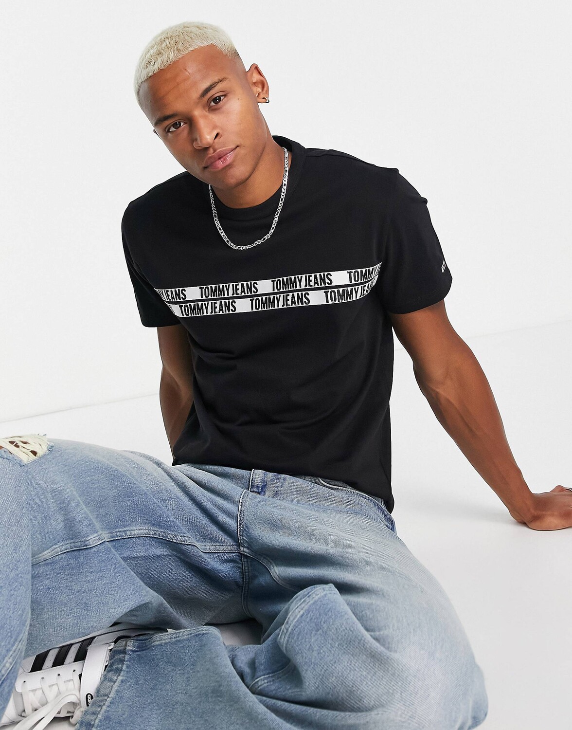

Черная футболка с логотипом Tommy Jeans