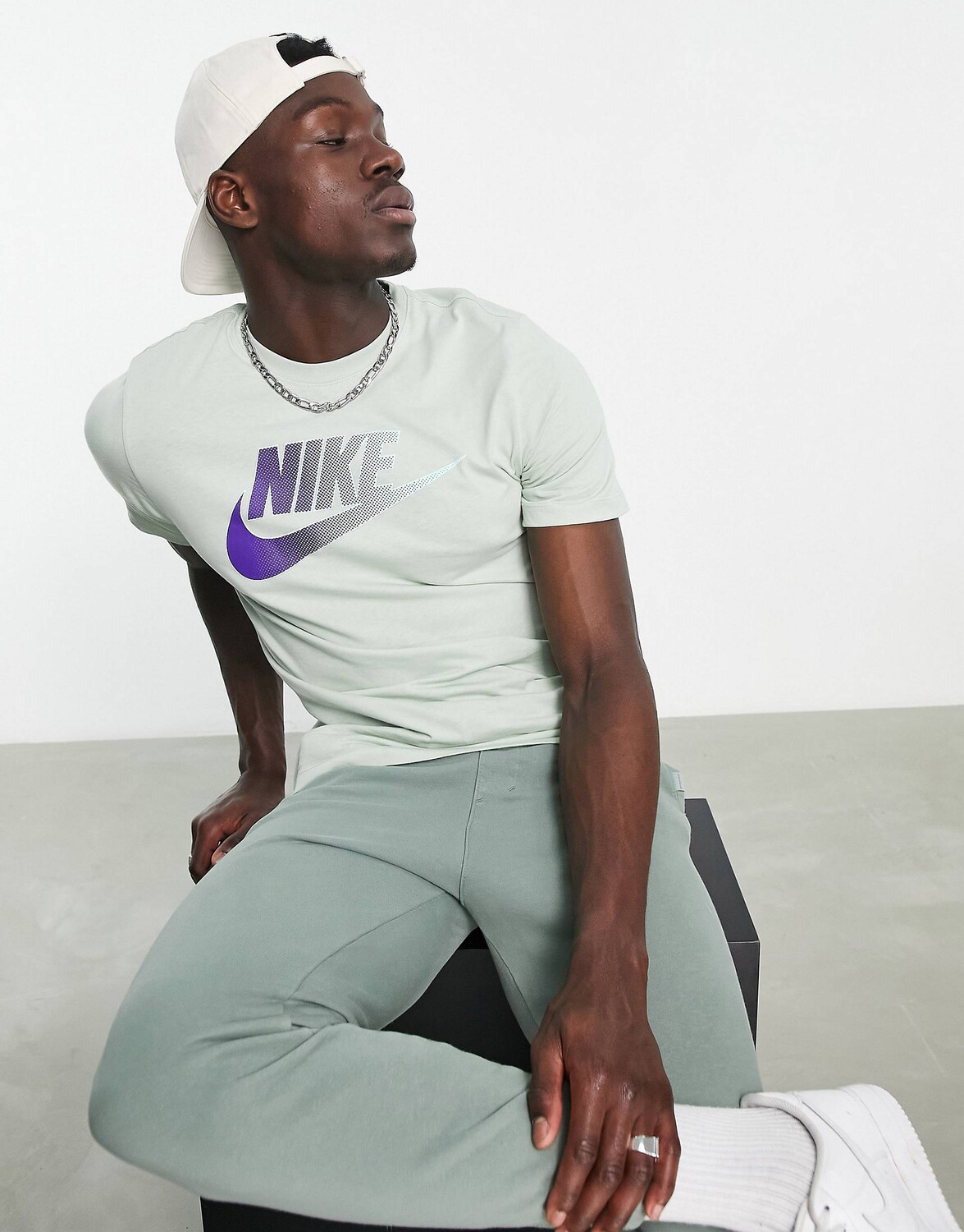 

Футболка с принтом на груди Nike Futura из морской пены