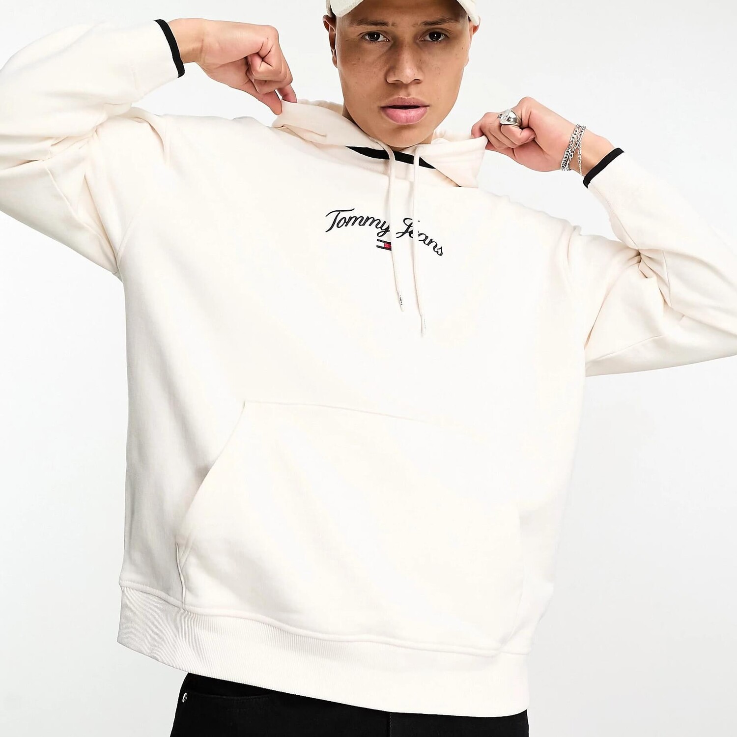 

Толстовка Tommy Jeans Relaxed Serif Logo Flag, белый