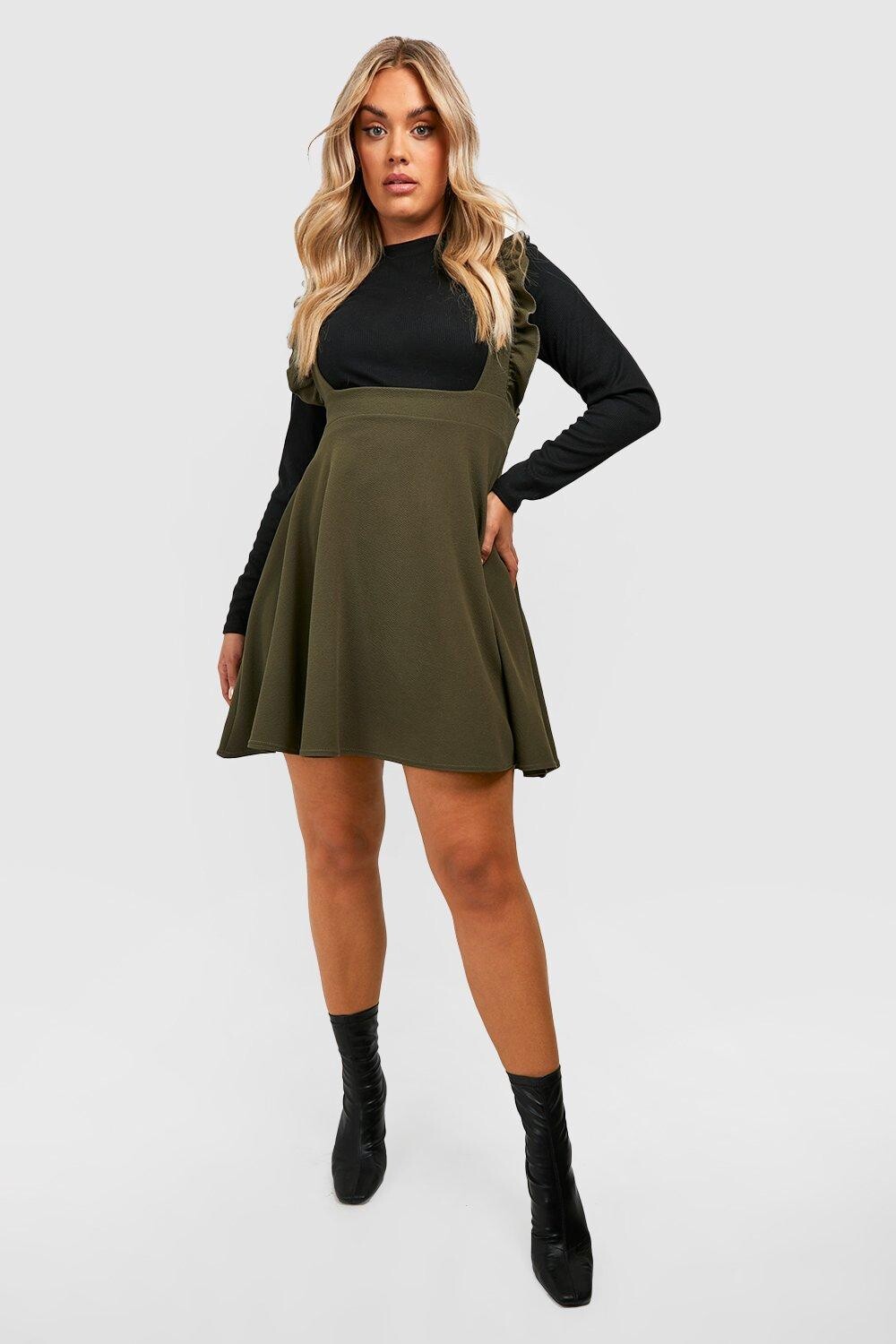 

Платье-сарафан плюс с оборками на бретелях boohoo, хаки