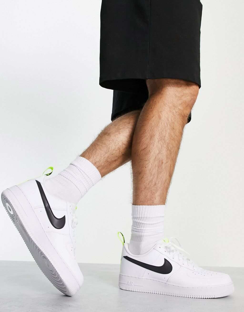 

Бело-черные кроссовки Nike Air Force 1 '07 Volt