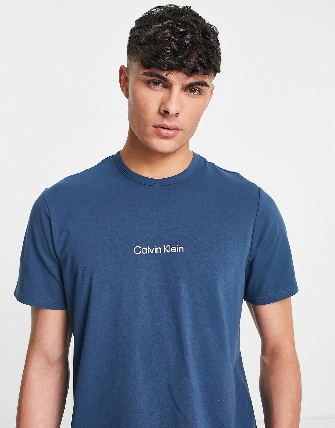 

Темно-синяя футболка Calvin Klein Modern Structure Lounge