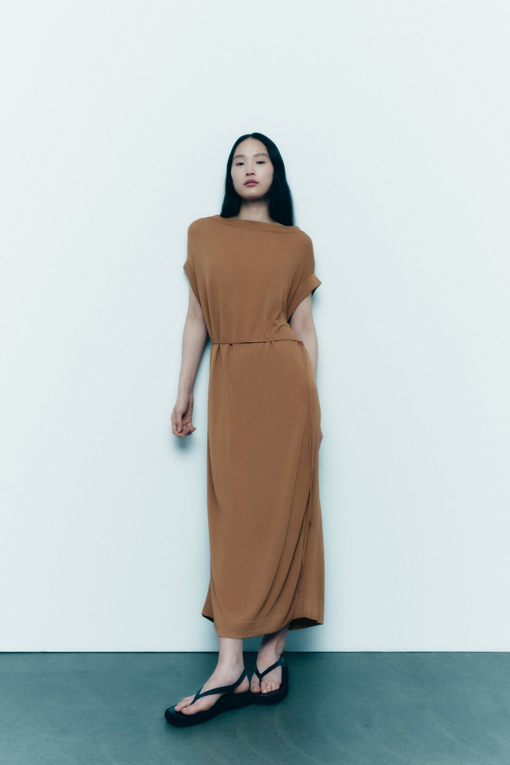

Трикотажное платье с поясом ZARA, кэмел