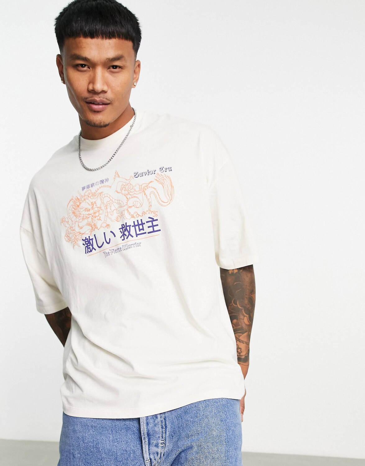 

Бежевая футболка свободного кроя с сувенирным принтом спереди ASOS DESIGN