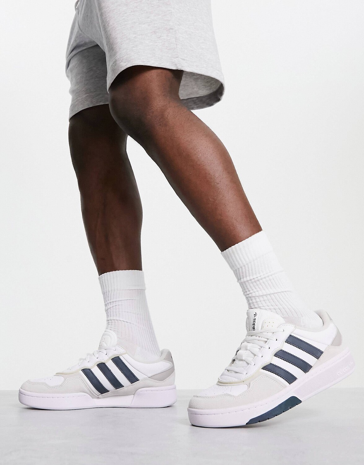 

Бело-серые кроссовки adidas Originals Courtic