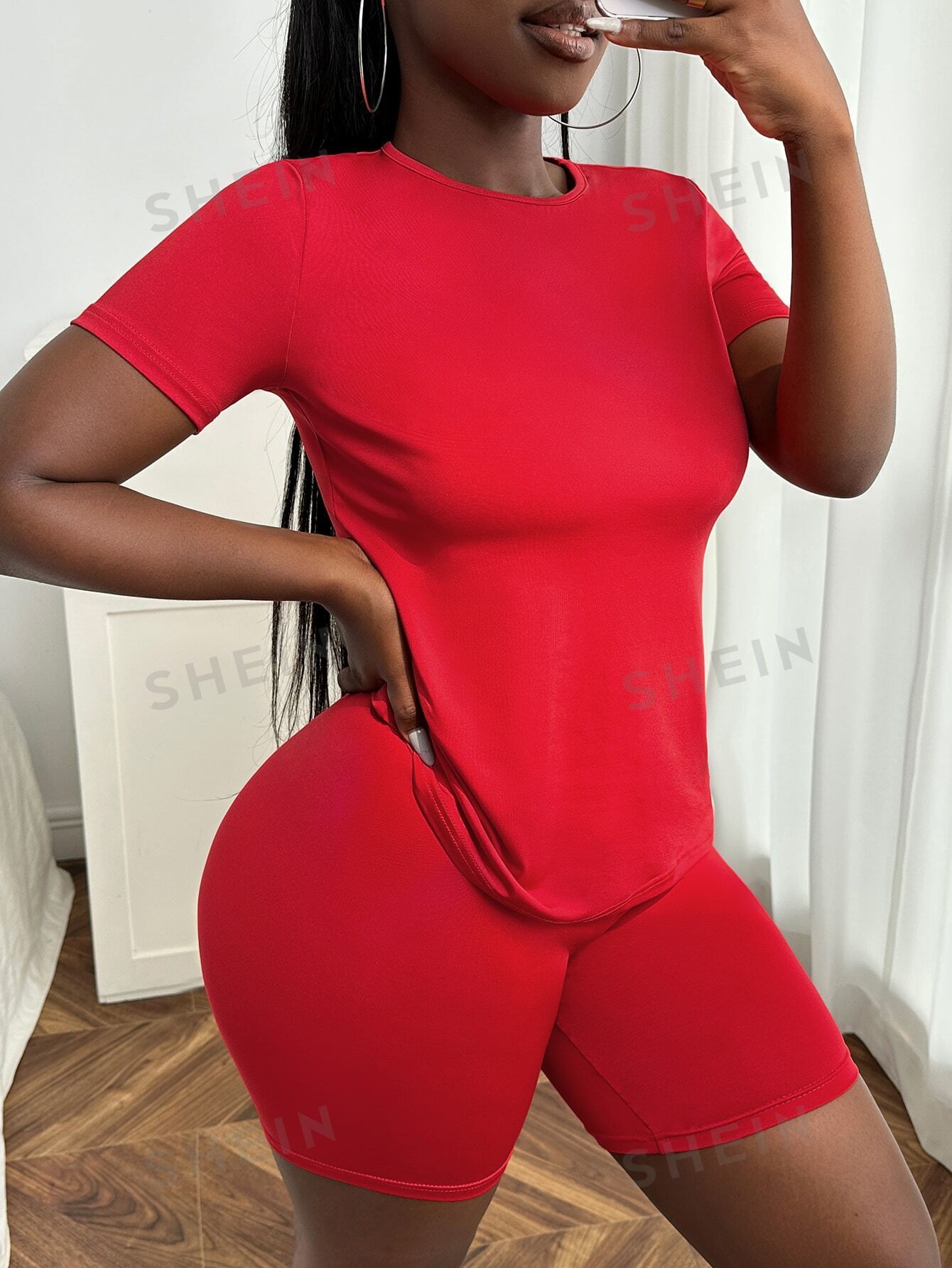 цена SHEIN Slayr Женский однотонный комплект из футболки и шорт с круглым вырезом и короткими рукавами, красный