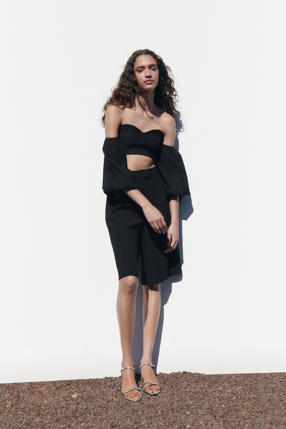 

Укороченный топ с пуффом ZARA, черный