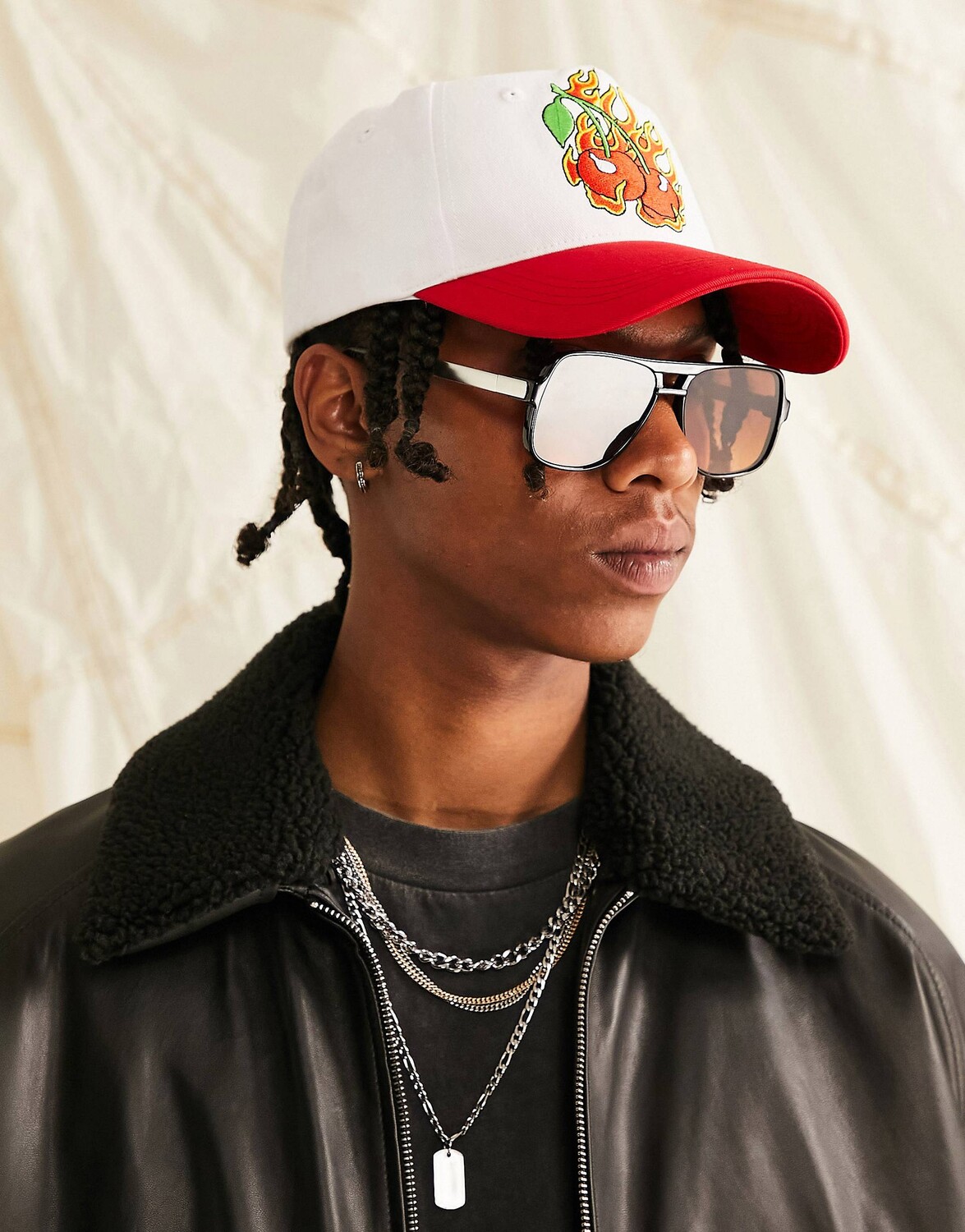 

Красно-белая кепка с вышивкой вишневого пламени ASOS DESIGN