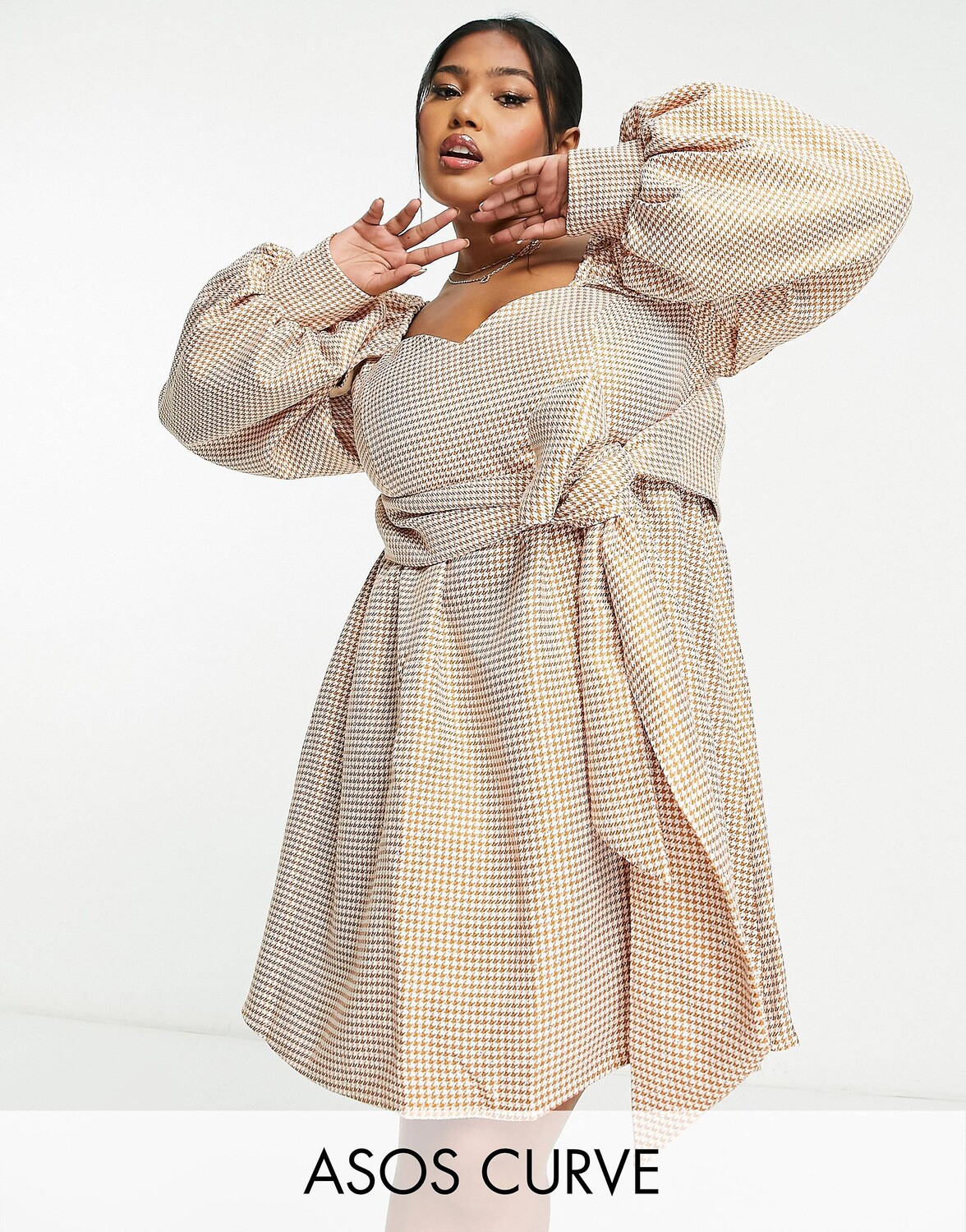

Жаккардовое мини-платье в оранжевую клетку ASOS LUXE Curve с вырезом сердечком и объемными рукавами
