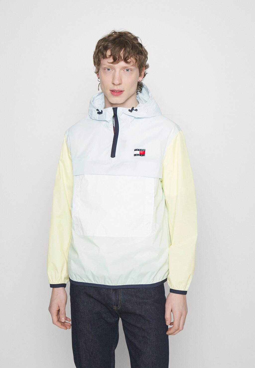 

Легкая куртка Tommy Jeans