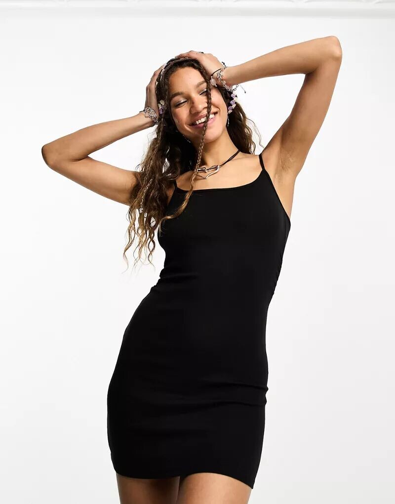 

Черное мягкое формирующее платье мини с бретелями и низкой спинкой Bershka