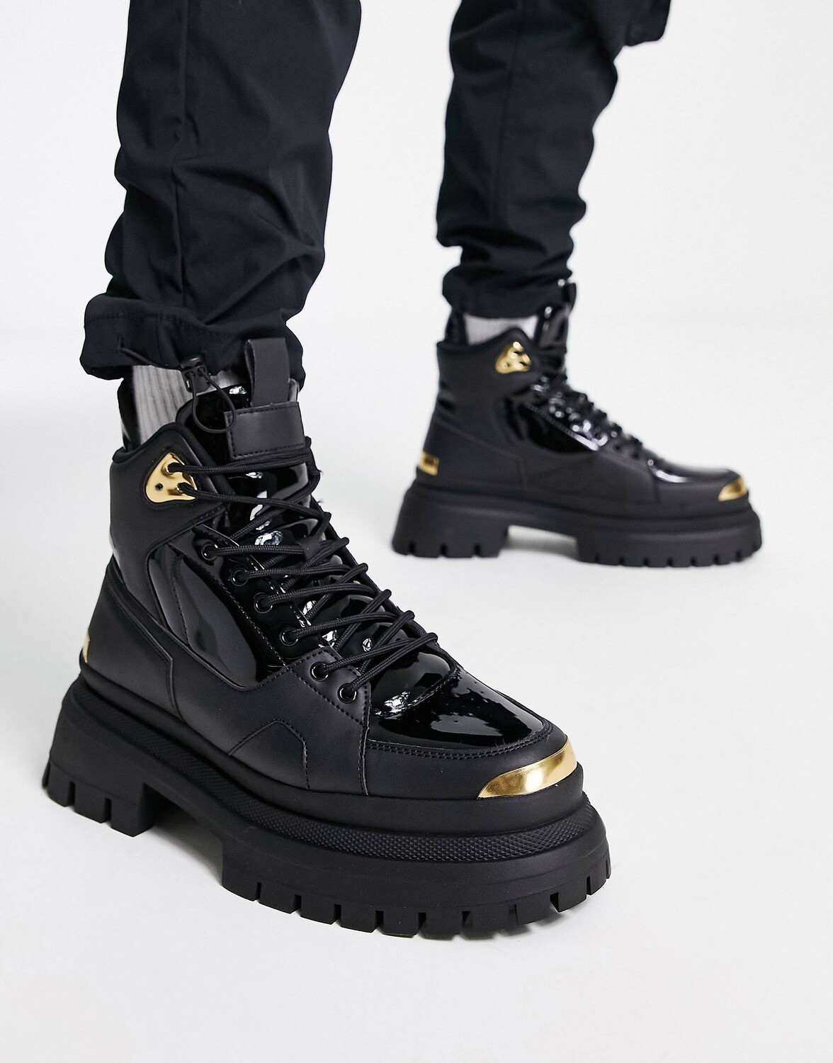 

Ботинки на шнуровке ASOS DESIGN из черной искусственной кожи с золотыми деталями на массивной подошве