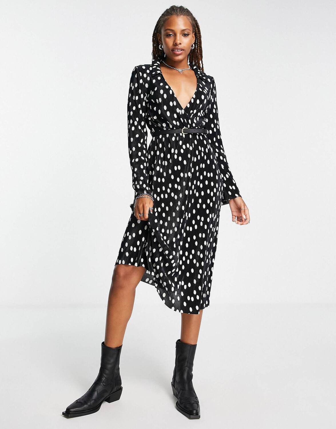 

Однотонное плиссированное платье миди с запахом и поясом ASOS DESIGN