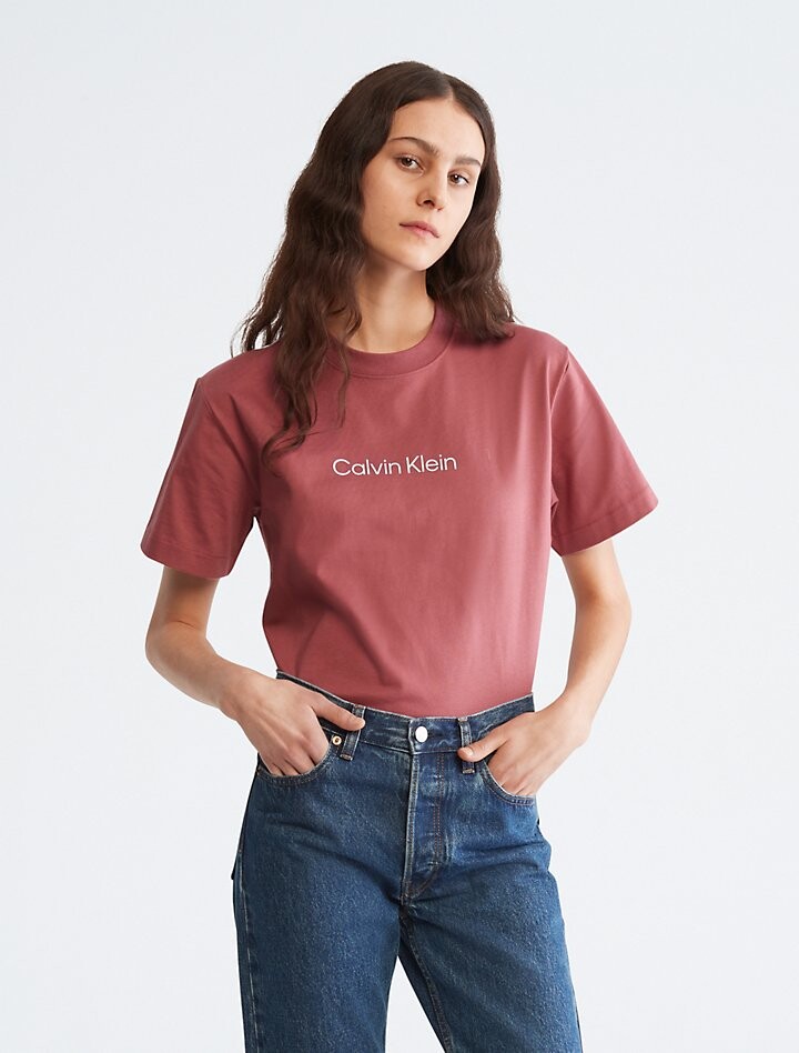 

Стандартная футболка свободного кроя с круглым вырезом и логотипом Calvin Klein