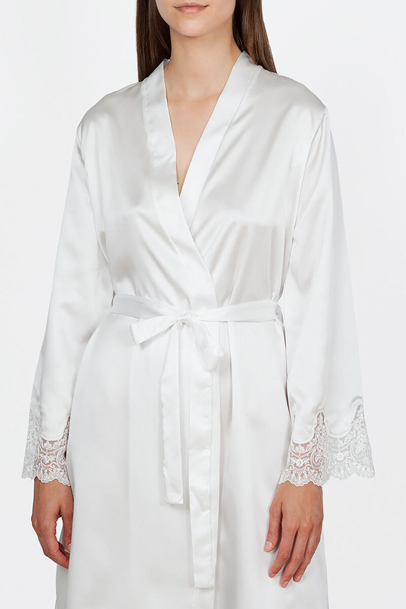 Короткий женский атласный халат Ivette Bridal белого цвета Ivette Bridal, белый женский халат с вышивкой царица белый