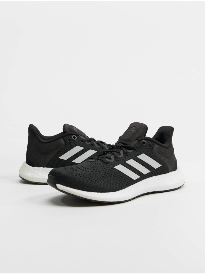 

Кроссовки на шнуровке adidas, цвет core black