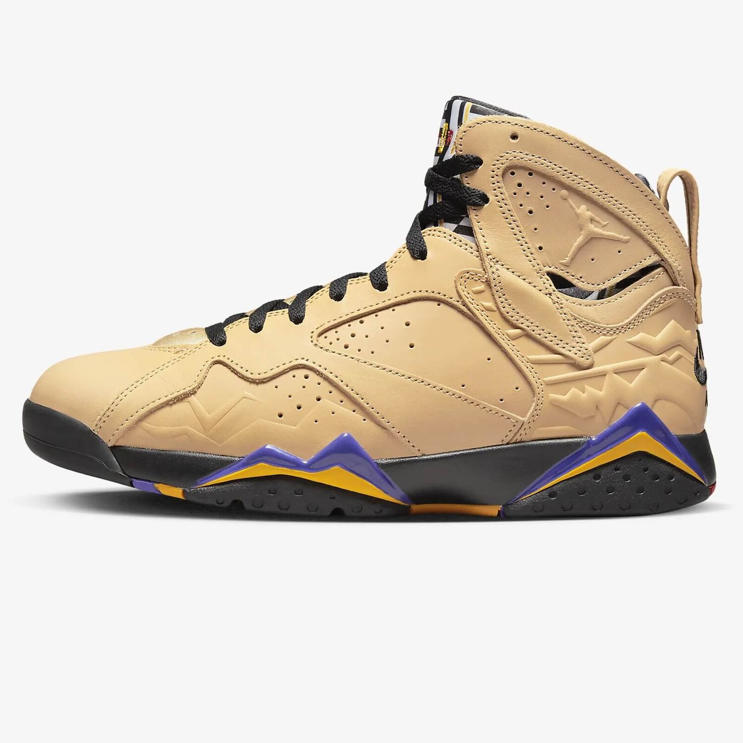 

Кроссовки Nike Air Jordan 7 Retro SE, бежевый/черный/фиолетовый (Размер 41.5 RU)