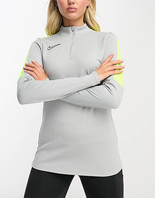 

Серебристая футболка с вольтовым принтом Nike Football Academy 23 Dri-Fit