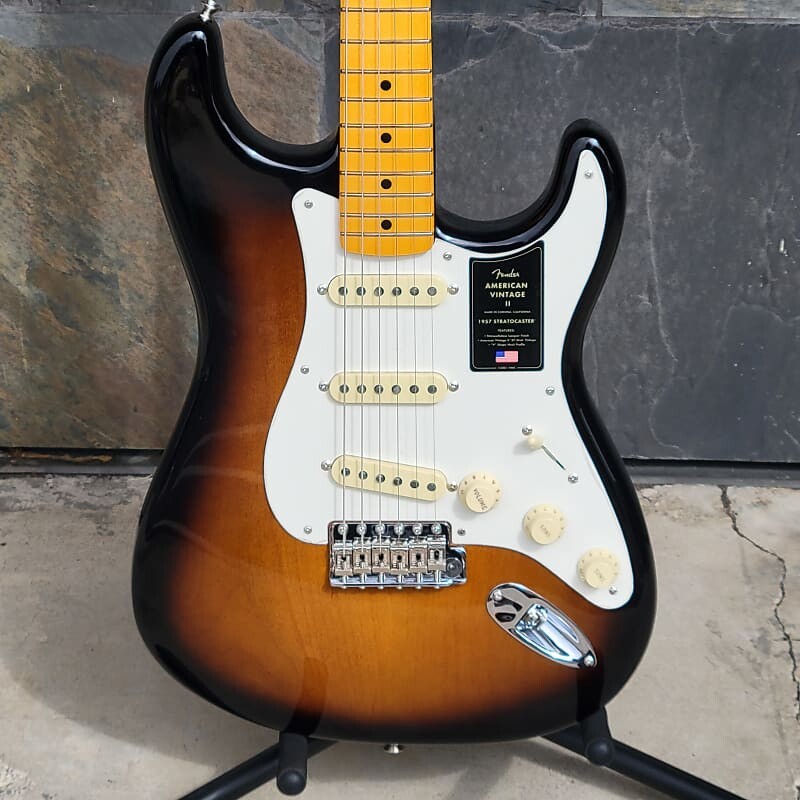 

Fender American Vintage II 1957 Stratocaster, кленовый гриф, 2 цвета Sunburst 0110232803