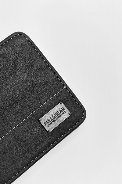 

Кошелек с эффектом кожи с контрастной строчкой PULL&BEAR