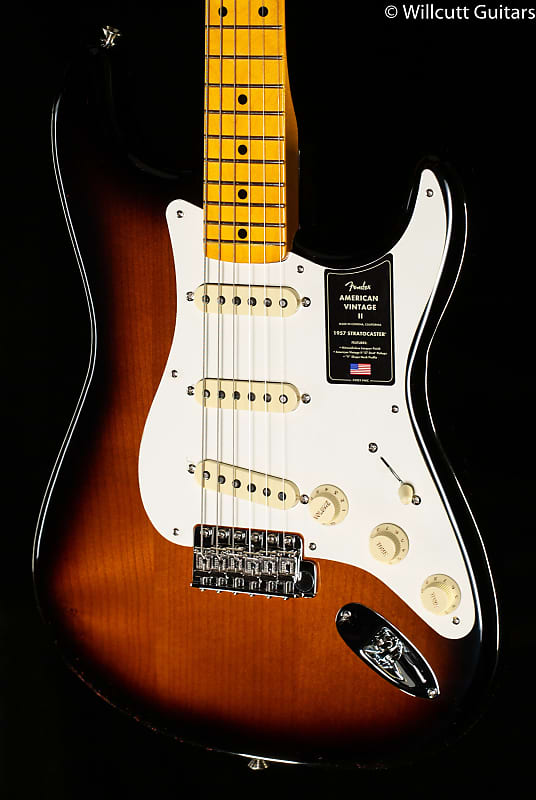 цена Fender American Vintage II 1957 Stratocaster Maple Fingerboard 2-Color Sunburst (556) Fender American II Stratocaster Maple Fingerboard (556)