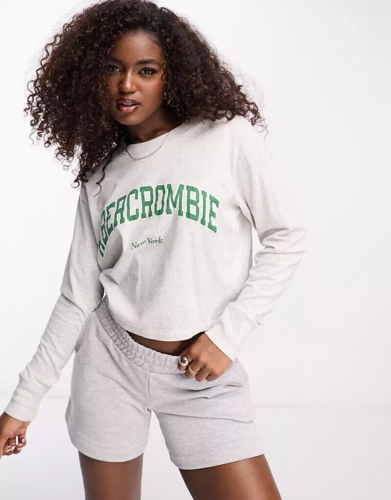 

Серый укороченный свитшот с логотипом на груди Abercrombie & Fitch